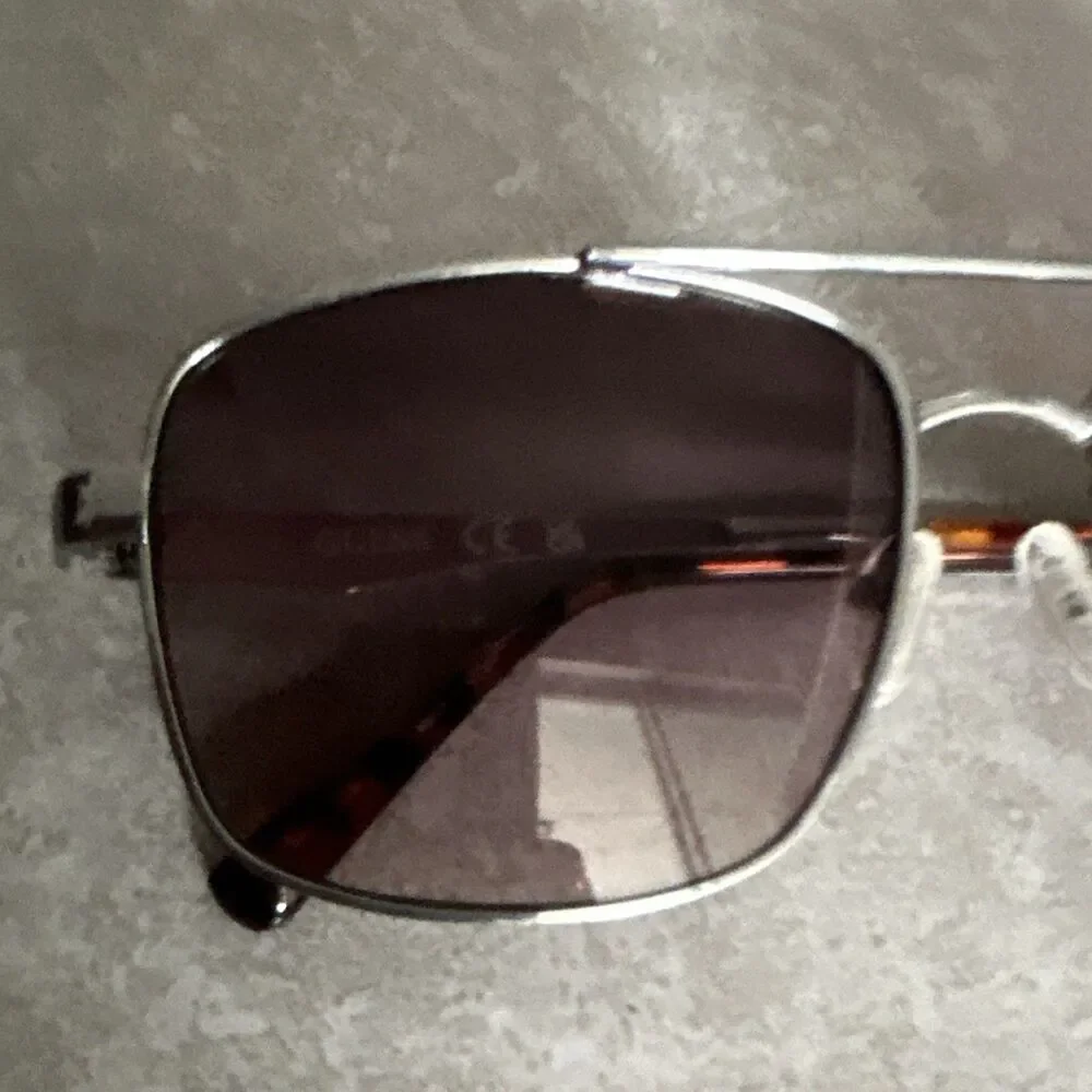 Guess lens has